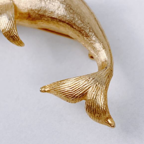 Mid Century Gold Tone Dolphin Brooch Figural Marine Animal Vintage Jewelry - Picture 4 of 7